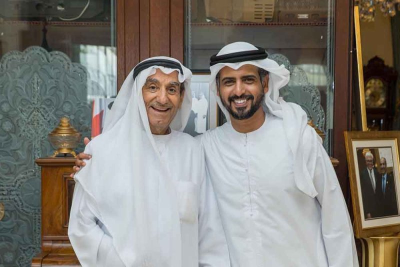 السفير الإماراتي يزور الوجيه الأنصاري للاطمئنان على صحته