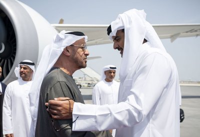 رئيس الإمارات يصل الدوحة في زيارة أخوية .. وأمير قطر في مقدمة مستقبليه