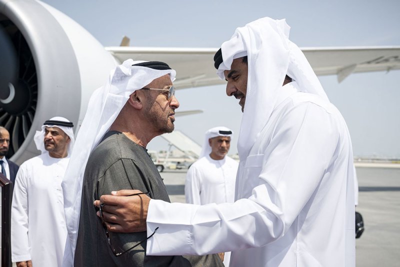 رئيس الإمارات يصل الدوحة في زيارة أخوية .. وأمير قطر في مقدمة مستقبليه