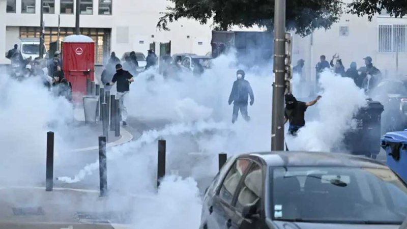 "يوم غضب وشلل".. فرنسا على صفيح ساخن واعتقال 295 شخصاً