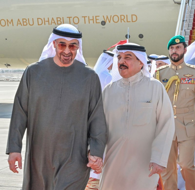 بالصور: جلالة الملك المعظم في مقدمة مستقبلي سمو رئيس دولة الإمارات العربية المتحدة لدى وصوله إلى البلاد