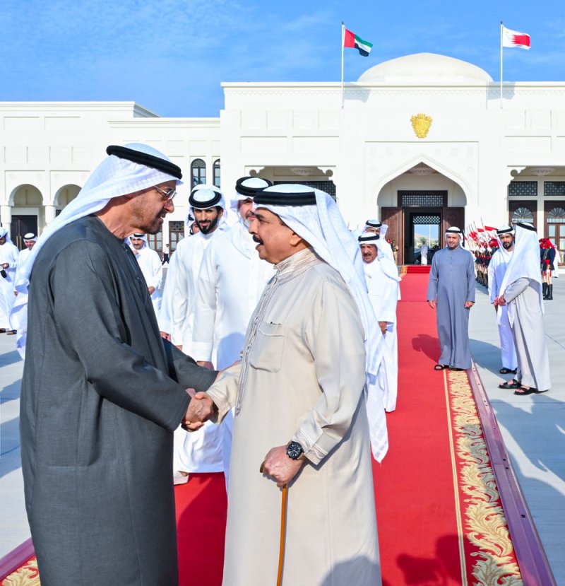 جلالة الملك المعظم في مقدمة مودعي سمو رئيس دولة الإمارات العربية المتحدة لدى مغادرته البلاد