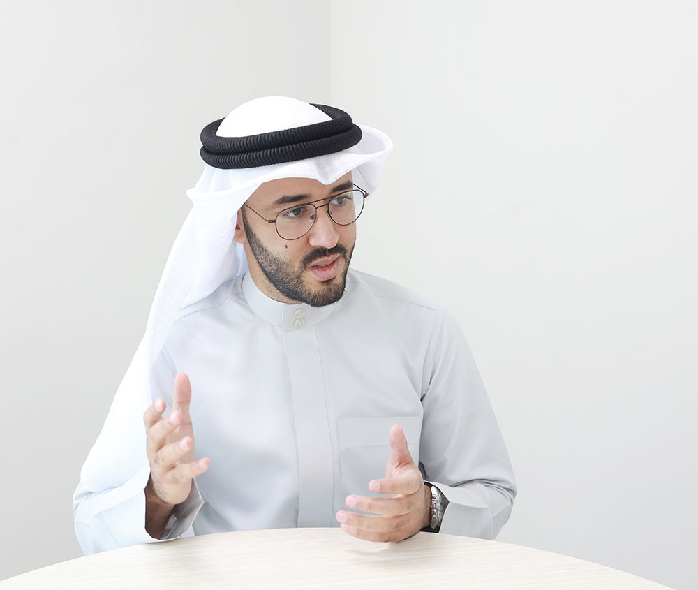 جانب من لقاء “البلاد” مع الناشط عبدالله بن صالح