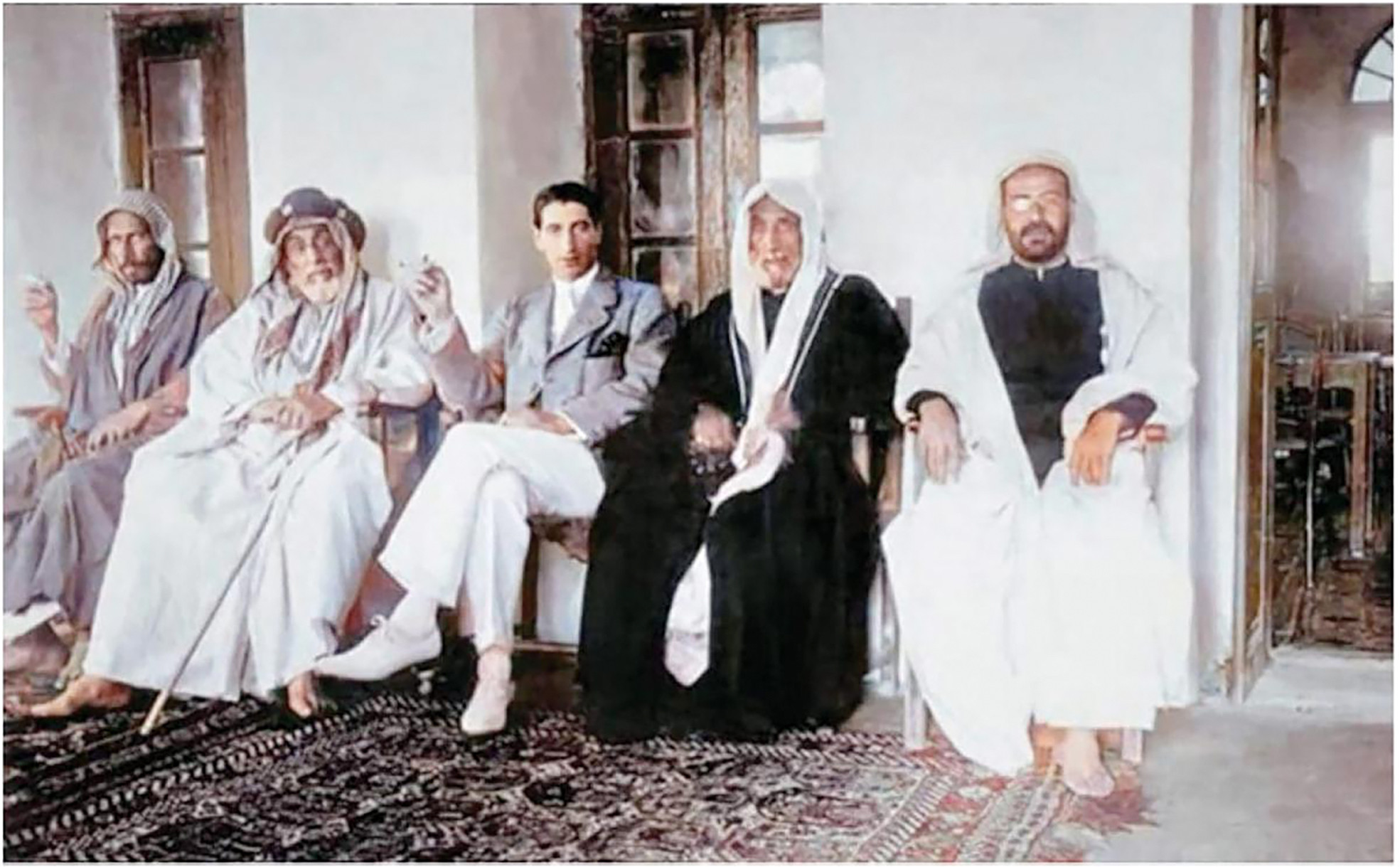 صورة تعود إلى العام 1911 في مجلس مقبل الذكير ويبدو سلمان بن مطر بجانب تاجر المجوهرات الفرنسي جاك كارتييه