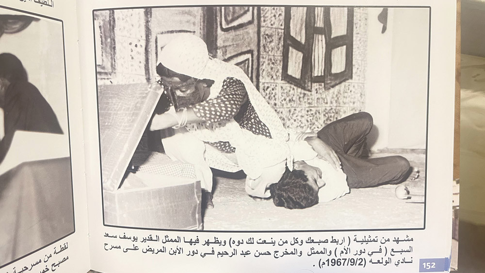 مشهد من تمثيلية “اربط صبعك وكل من ينعت لك دوه”.. ويظهر فيما الممثل يوسف سعد (الأم) والممثل حسن عبدالرحيم (الابن المريض) على مسرح نادي الولعة في 2 سبتمبر 1967