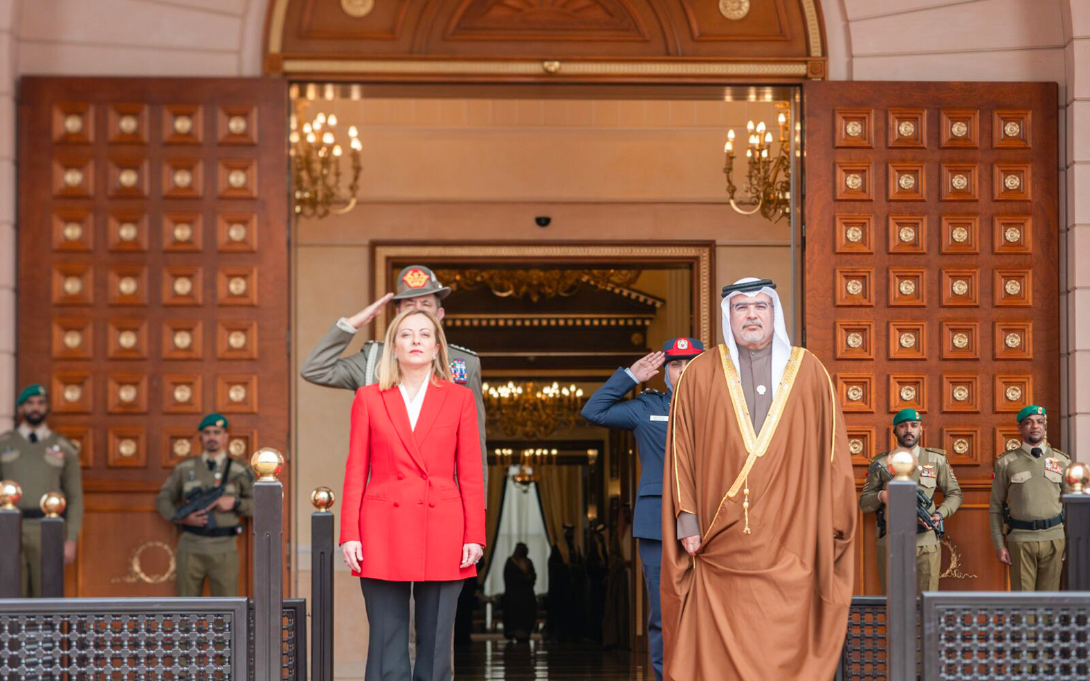 سمو ولي العهد رئيس الوزراء مع رئيسة الوزراء جورجيا ميلوني أثناء زيارتها البحرين في يناير 2025