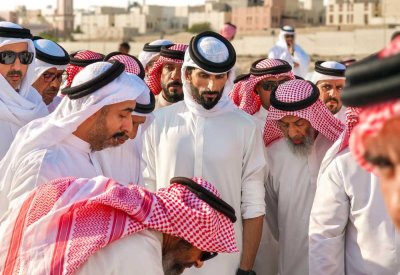 بالصور: سمو الشيخ ناصر بن حمد يتقدم مشيعي الفقيد ماجد بن صياح العلاق النعيمي