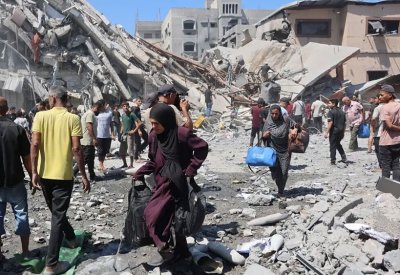 إسرائيل تقصف مدينة غزة برًا وجوًا وبحرًا.. والنزوح يتواصل