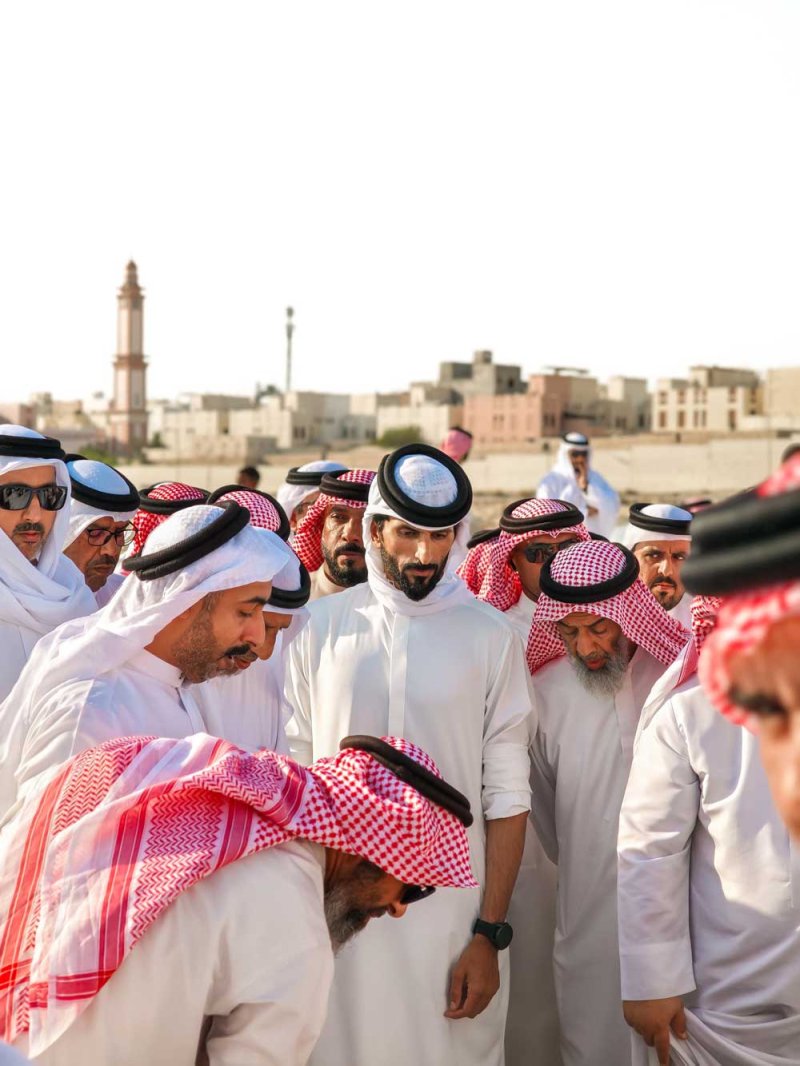بالصور: سمو الشيخ ناصر بن حمد يتقدم مشيعي الفقيد ماجد بن صياح العلاق النعيمي