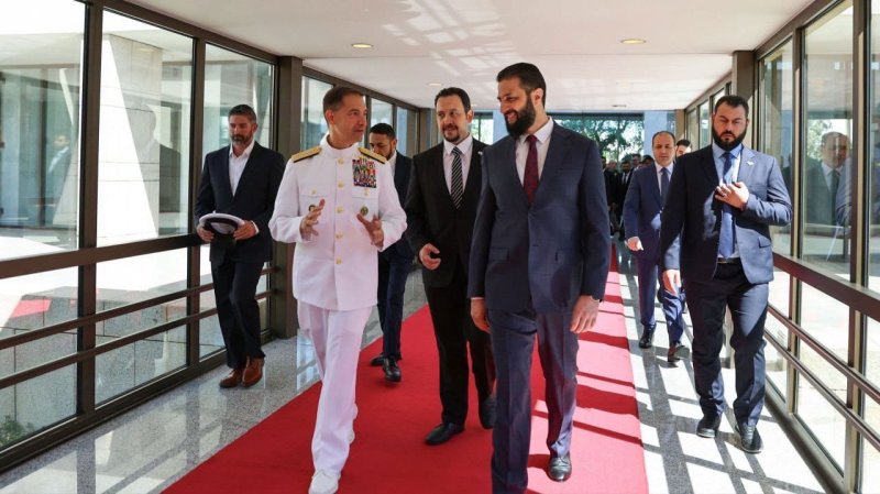 قائد سنتكوم يلتقي الشرع.. ويشيد بدمج الفصائل في الجيش السوري