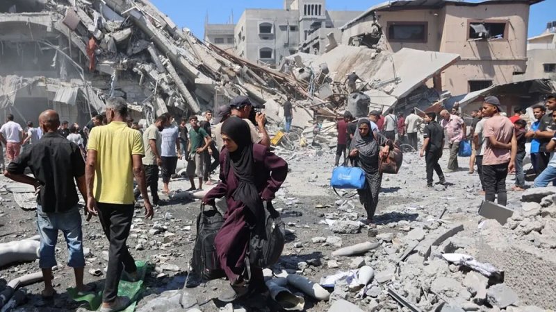 إسرائيل تقصف مدينة غزة برًا وجوًا وبحرًا.. والنزوح يتواصل