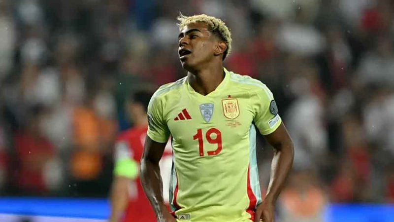 فليك يستبعد يامال أمام فالنسيا ويهاجم منتخب إسبانيا