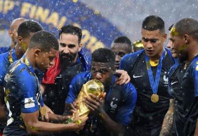 نهاية حزينة لبطل كأس العالم.. نجم برشلونة يعتزل كرة القدم بعمر 31 عاماً