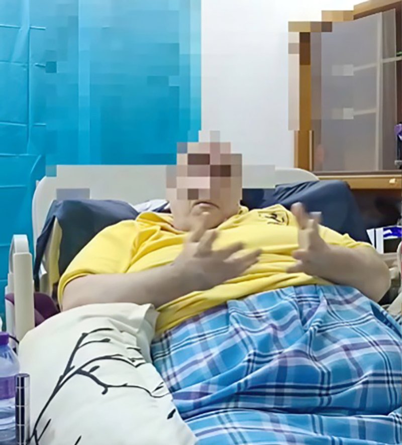 تحت وطأة 220 كيلو.. مواطن يبحث عن “طريق للحياة”