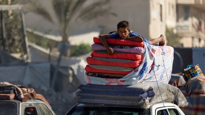 موجة نزوح واسعة للفلسطينيين من غزة وسط قصف إسرائيلي مكثف