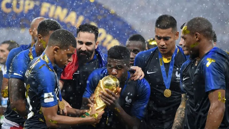 نهاية حزينة لبطل كأس العالم.. نجم برشلونة يعتزل كرة القدم بعمر 31 عاماً