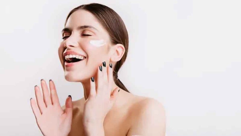 وفق نوعها.. أفضل صيغ تجميلية لترطيب البشرة