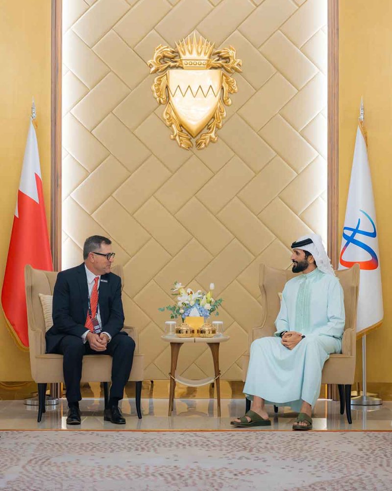 ناصر بن حمد يستقبل رئيس شركة هاليبرتون ويشيد بدورها في تطوير الخدمات النفطية