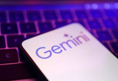 "غوغل" تنتزع صدارة سباق الذكاء الاصطناعي من "تشات جي بي تي" على هواتف "آيفون"