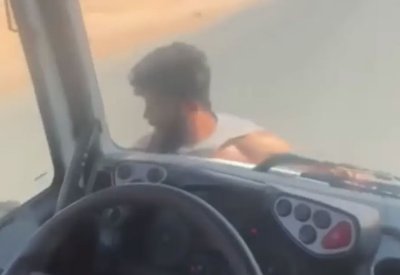 ترك شاحنته تسير وحدها.. فيديو لسائق ليبي يثير الغضب
