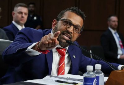 مدير FBI يرتدي ربطة عنق ليفربول في مجلس الشيوخ الأميركي