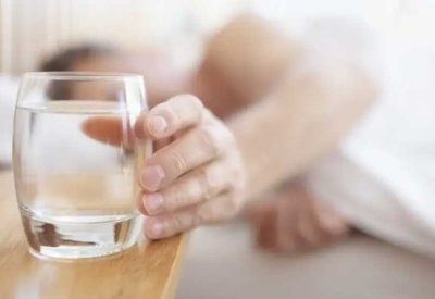 رشفة ليلاً قد تضرك.. العلم يحذر من وضع كأس ماء بجوار السرير