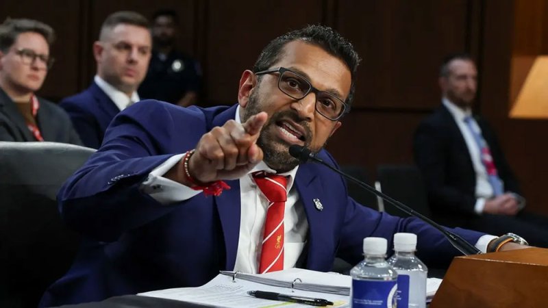 مدير FBI يرتدي ربطة عنق ليفربول في مجلس الشيوخ الأميركي