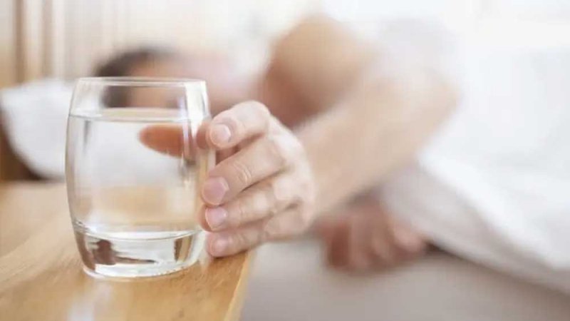 رشفة ليلاً قد تضرك.. العلم يحذر من وضع كأس ماء بجوار السرير