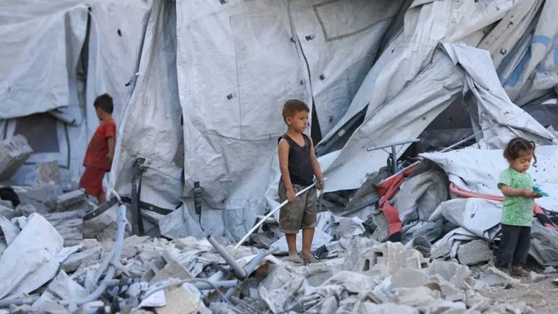 إسرائيل تدفع الفلسطينيين لحدود رفح.. ماهي خيارات مصر؟