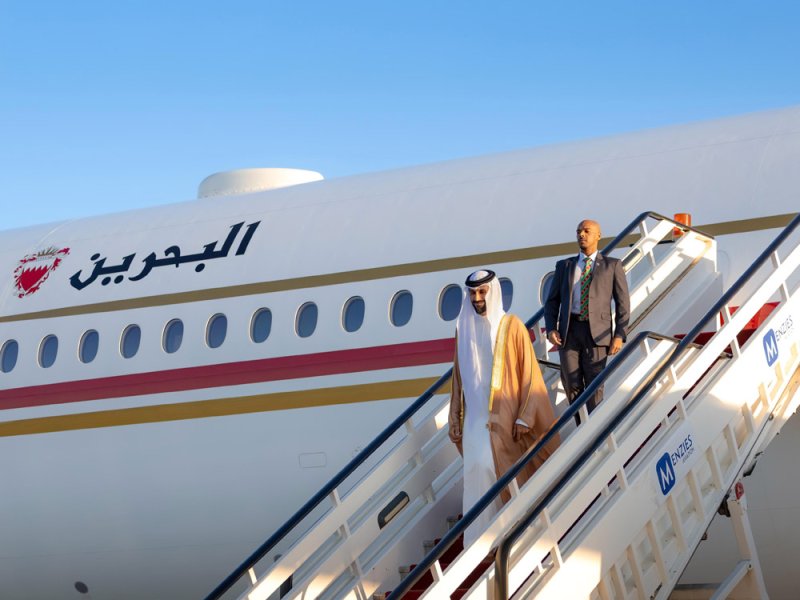 ناصر بن حمد يصل إلى صربيا