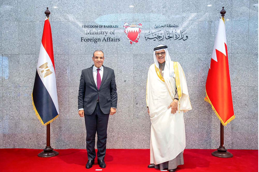 وزير الخارجية مع نظيره المصري في المنامة