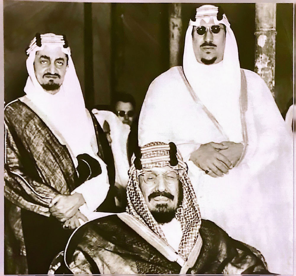 الملك عبد العزيز متوسطًا الملك فيصل والملك سعود 