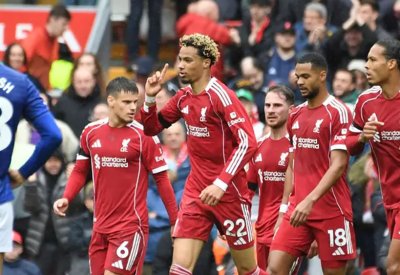 ليفربول يحبط انتفاضة إيفرتون ويبتعد بالصدارة