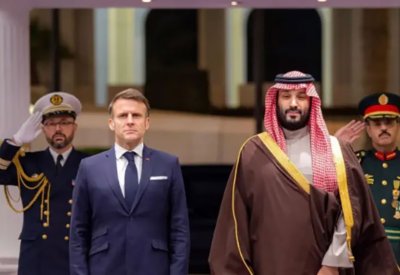 ولي العهد السعودي والرئيس الفرنسي يبحثان نتائج مؤتمر "تحالف حل الدولتين"