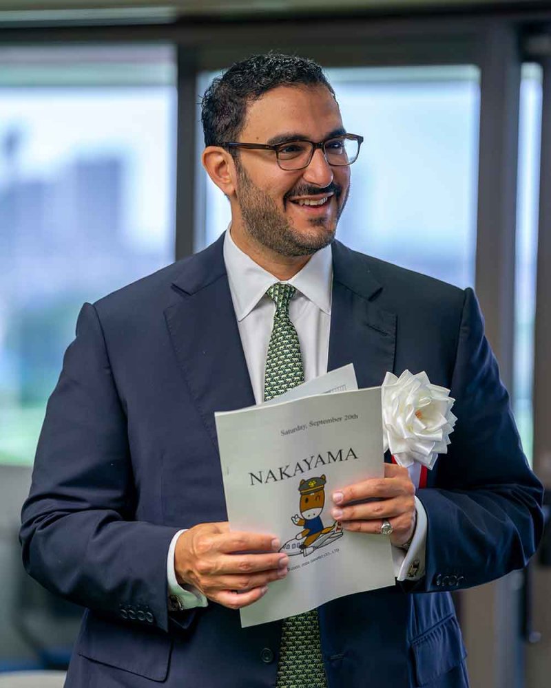 سمو الشيخ عيسى بن سلمان يشهد سباق الخيل المقام على كأس سموه على مضمار ناكاياما في اليابان ويتوج الفائزين