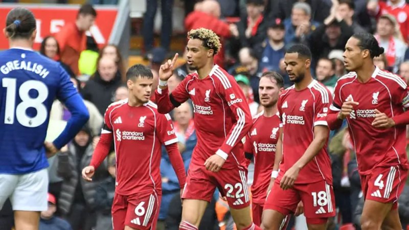 ليفربول يحبط انتفاضة إيفرتون ويبتعد بالصدارة
