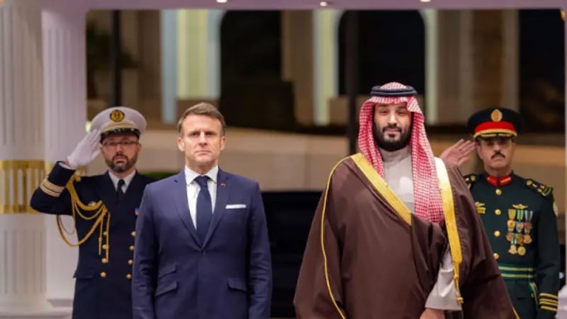ولي العهد السعودي والرئيس الفرنسي يبحثان نتائج مؤتمر "تحالف حل الدولتين"