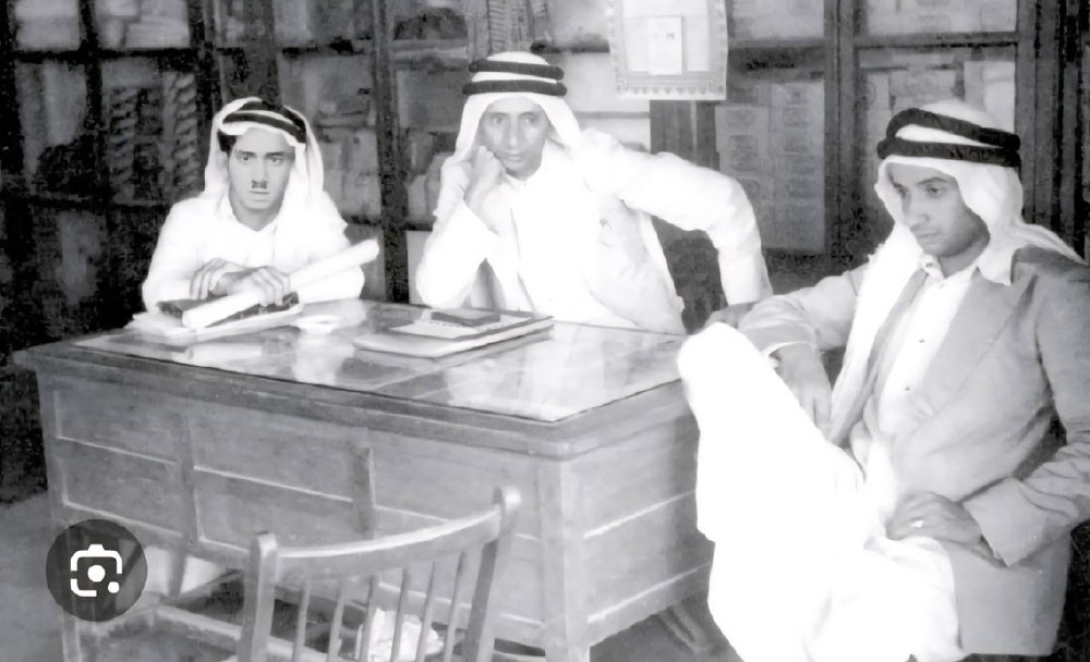 ابراهيم وعلي وعبدالرحمن أبناء محمد أجور في  محلهم بشارع ولي العهد في سوق المنامة عام 1945