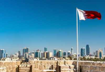 طقس حار نسبيًا مع بعض السحب ومعتدل خلال الليل
