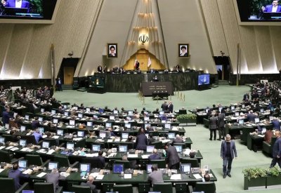 71 نائباً إيرانياً يطالبون بتطوير قنبلة نووية.. وتغيير عقيدة الدفاع