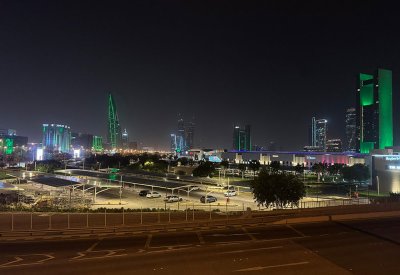 بالصور: المنامة تكتسي بالأخضر ابتهاجًا باليوم الوطني السعودي