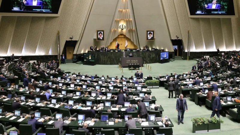 71 نائباً إيرانياً يطالبون بتطوير قنبلة نووية.. وتغيير عقيدة الدفاع