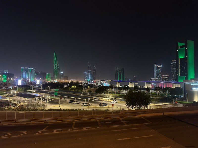 بالصور: المنامة تكتسي بالأخضر ابتهاجًا باليوم الوطني السعودي
