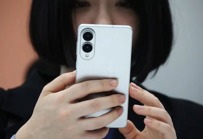 "سامسونغ" تختبر شاشة تخفي محتواك عن أعين المتطفلين في Galaxy S26 Ultra