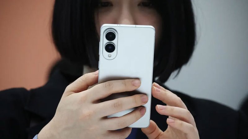 "سامسونغ" تختبر شاشة تخفي محتواك عن أعين المتطفلين في Galaxy S26 Ultra