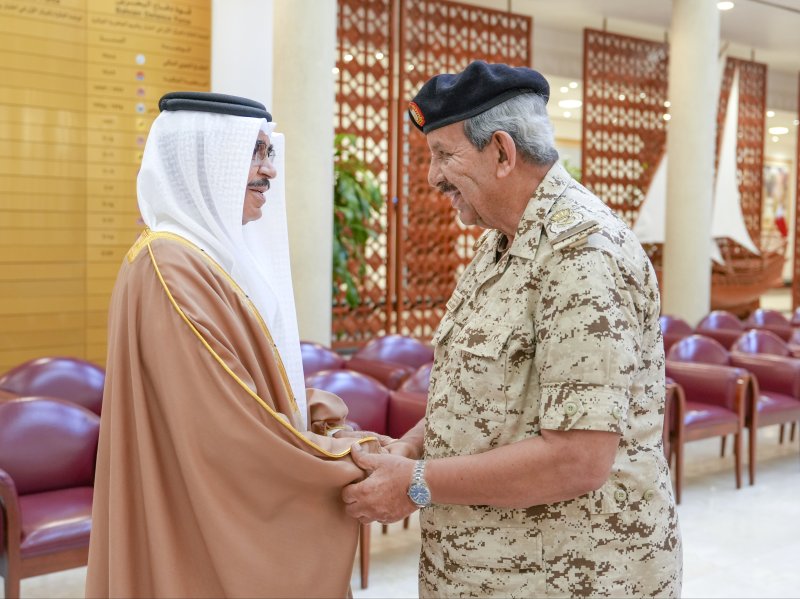 القائد العام لقوة دفاع البحرين يستقبل وزير الداخلية لبحث التعاون المشترك