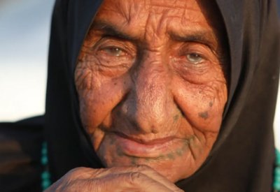 فلسطينية عمرها قرن تنزح قسراً إلى جنوب غزة