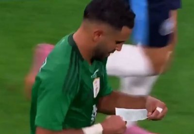 بالفيديو: لقطة الورقة ورياض محرز تثير الجدل