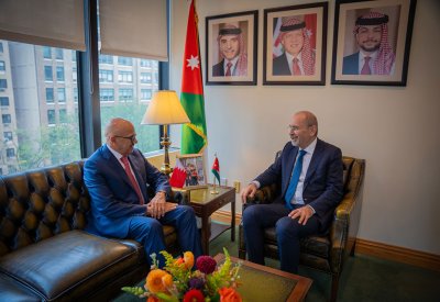 وزير الخارجية يلتقي نائب رئيس الوزراء وزير الخارجية وشؤون المغتربين بالمملكة الأردنية الهاشمية