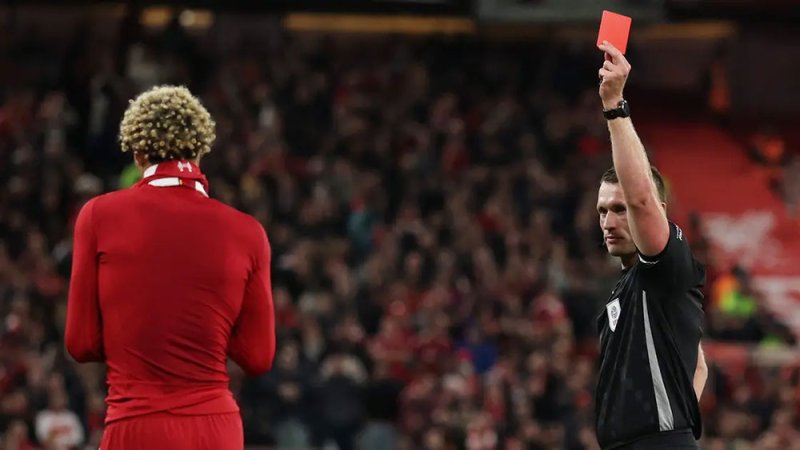 إيكيتيكي ينسى الإنذار ويتلقى طرداً "كوميدياً" مع ليفربول